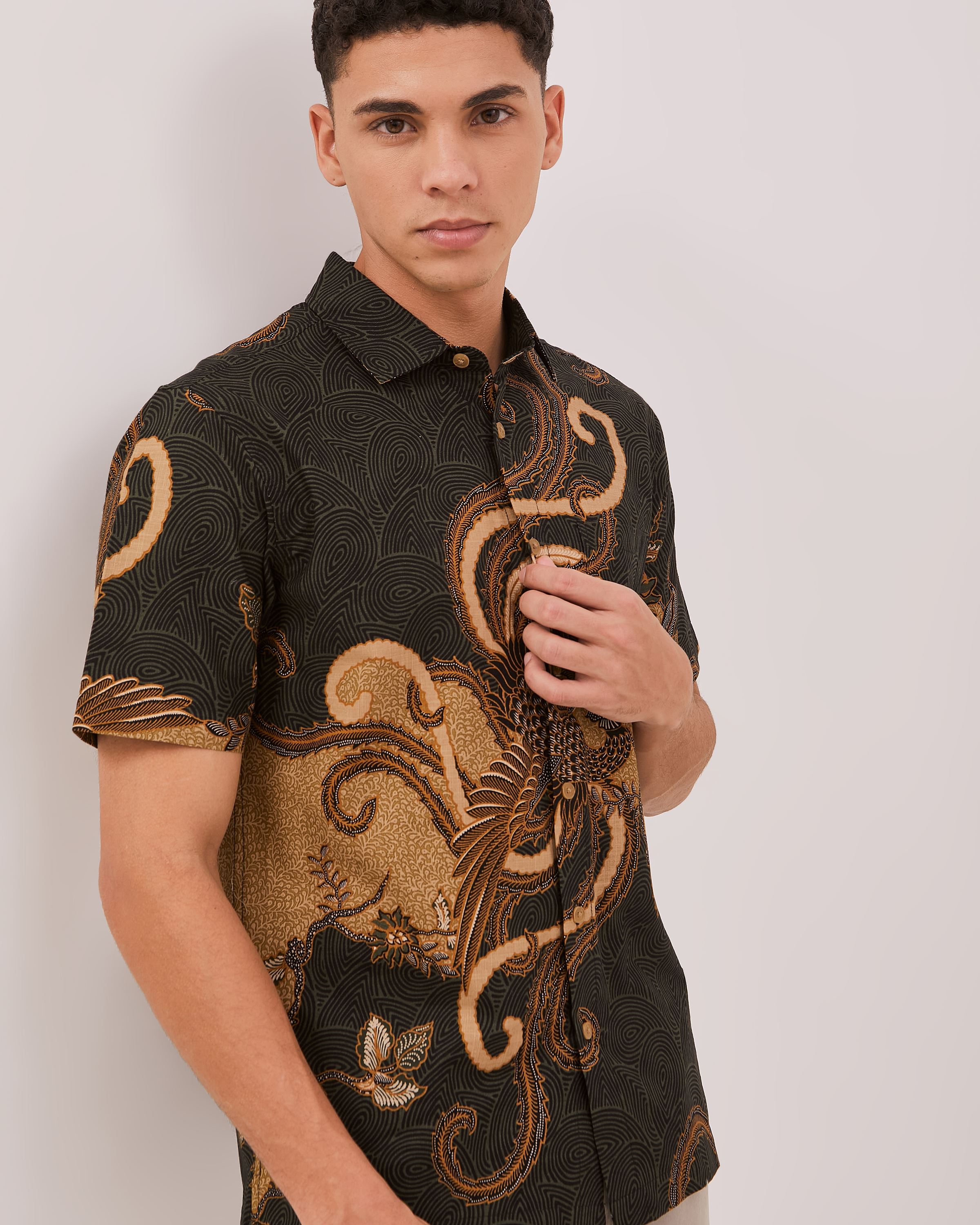 AMK Kemeja Batik Pria Lengan Pendek SHB Beringin Ss Black