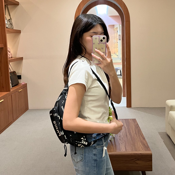 BALENCIAGA Tas BALENCIAGA ALL OVER TEXT WHITE BLACK WAIST BAG 100% ORIGINAL
