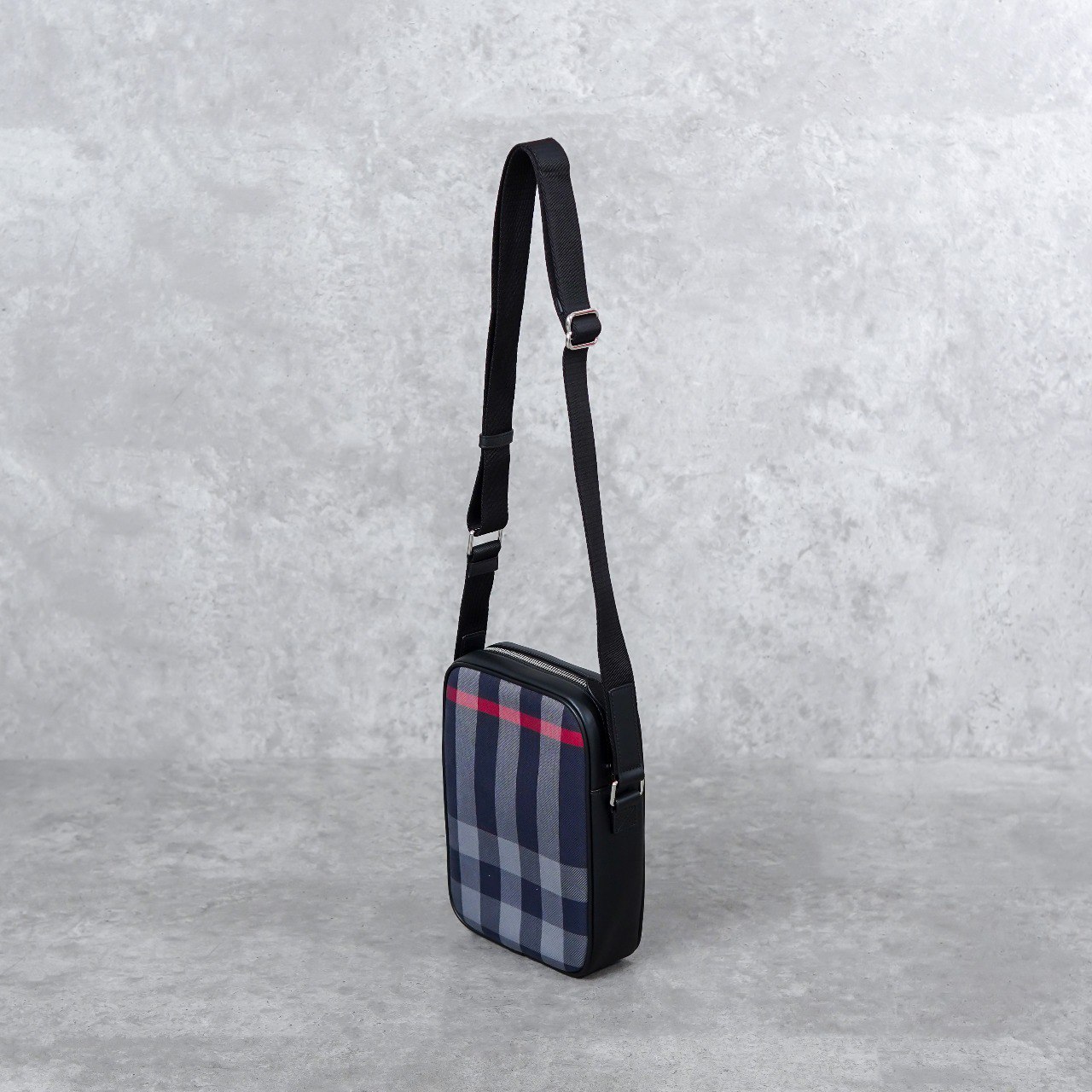 Burberry Tas BURBERRY CHECK NAVY SS24 BLACK SLING BAG 100% ORIGINAL
