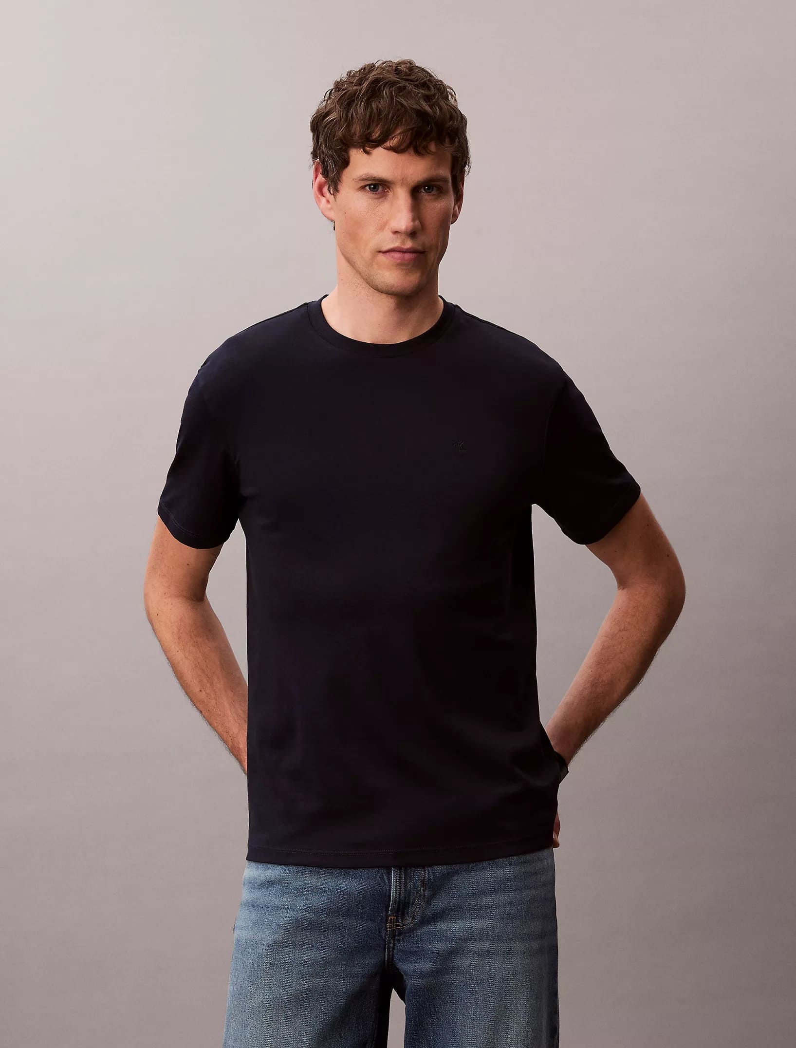 Calvin Klein - SS SUPIMA CHEST EMB CREWNECK TEE