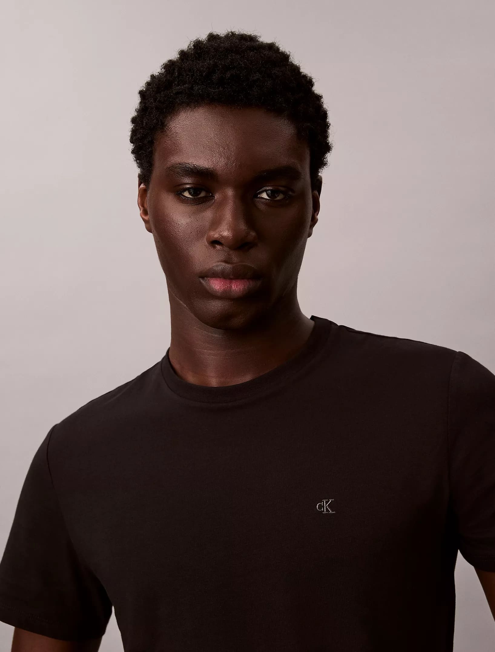 Calvin Klein - SS SUPIMA CHEST EMB CREWNECK TEE