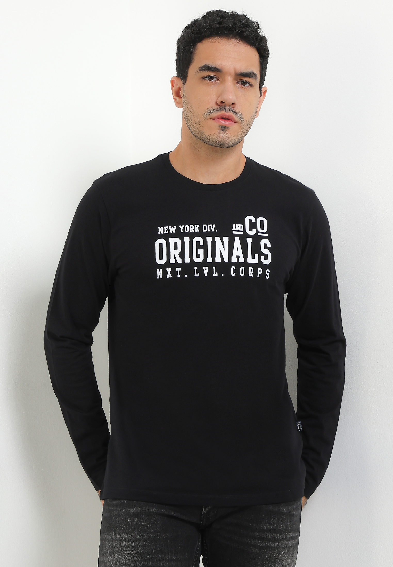 Cressida Graphic Regular Longsleeve T-shirt Black - J059H