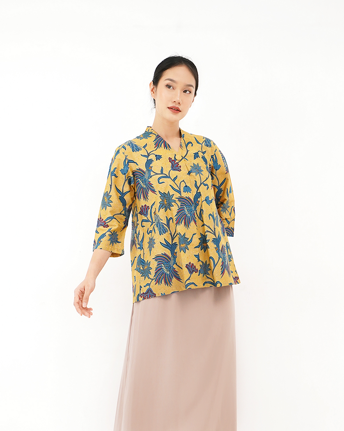Danar Hadi Blouse Kerah V Batik Motif Cendrawasih
