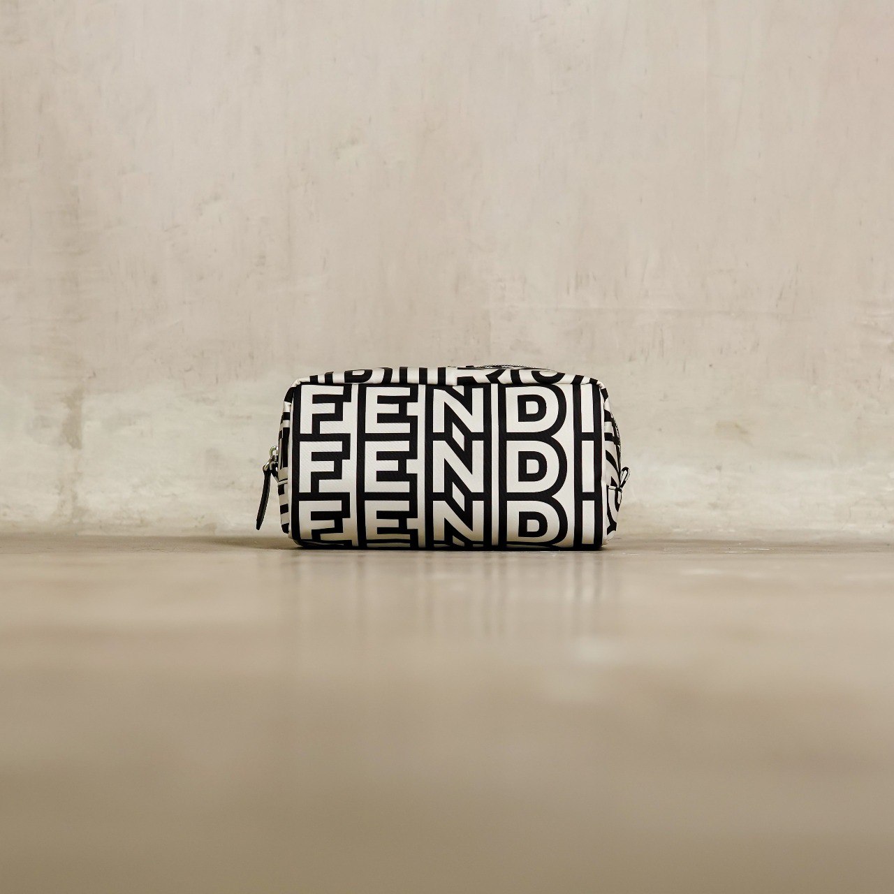 Fendi Tas FENDI ROMA ALL OVER BLACK WHITE POUCH 100% ORIGINAL