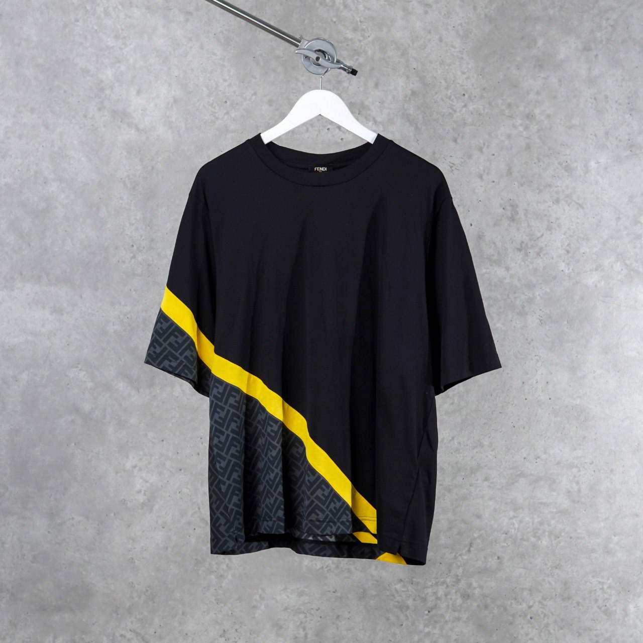 Fendi Kaos FENDI FF DIAGONAL BLACK YELLOW HALF BLACK TSHIRT 100% ORIGINAL