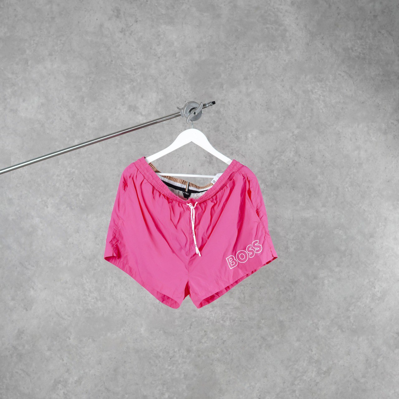 Hugo Boss Celana HUGO BOSS MOONEYE OUTLINE TEXT SIDE WHITE PINK FUCHSIA SHORT PANTS 100% ORIGINAL