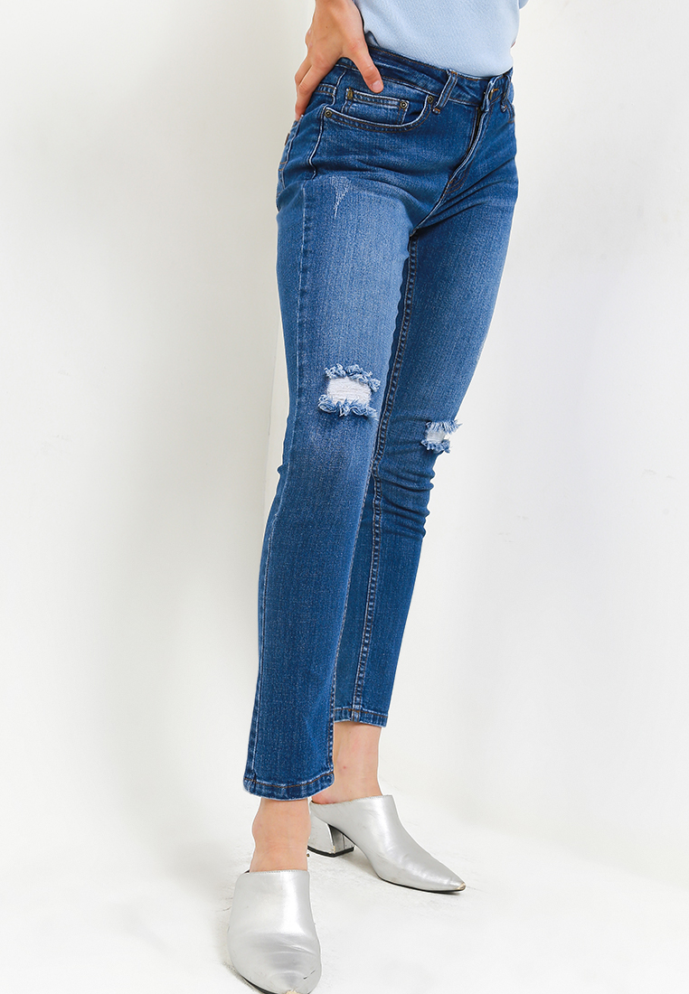 women ripped jeans