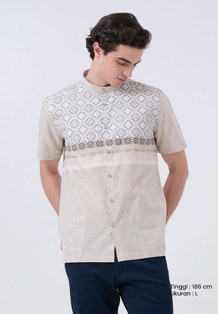 MANZONE - Kemeja Koko Lengan Pendek Pria Attar Modern Fit - Khaki Warna Khaki