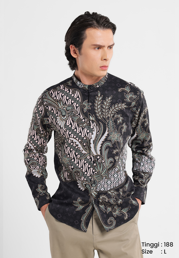 MANZONE X Adipati Dolken - Kemeja Koko Shanghai Batik Lengan Panjang Wardhana Slim Fit - Black Warna