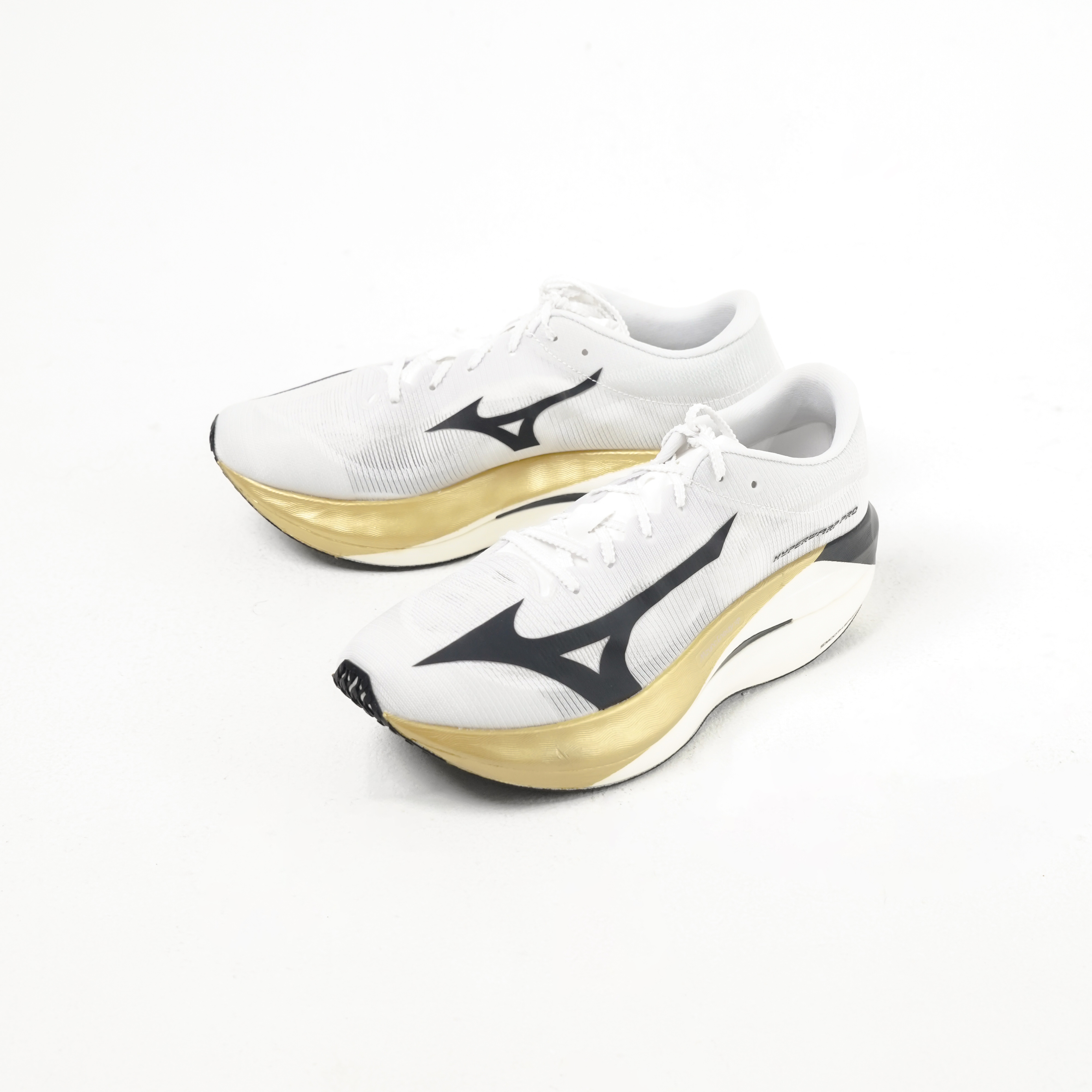 Mizuno Sepatu MIZUNO HYPERWARP PRO GOLD WHITE SNEAKER 100% ORIGINAL