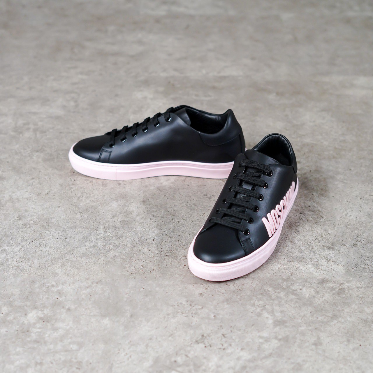 MOSCHINO Sepatu MOSCHINO TEXT SIDE BABY PINK EMBOSSED BLACK LEATHER SNEAKER 100% ORIGINAL