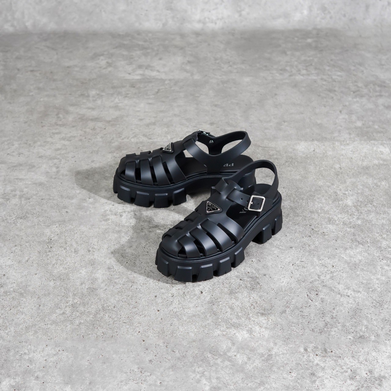 Prada Sepatu PRADA FOAM RUBBER BLACK SNEAKER 100% ORIGINAL