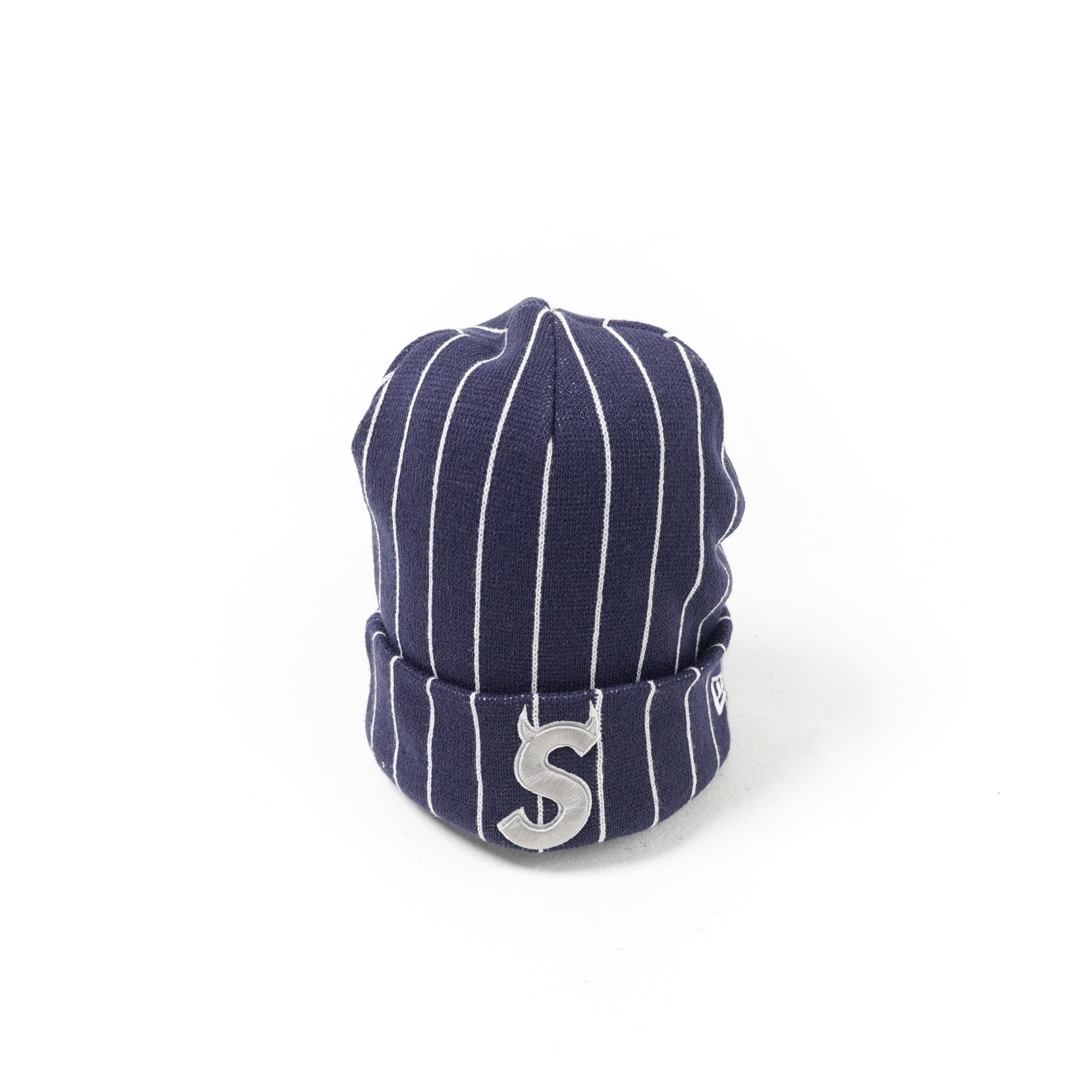 Supreme Topi SUPREME X NEW ERA DEVIL S LOGO STRIPE WHITE NAVY BEANIE 100% ORIGINAL - OS