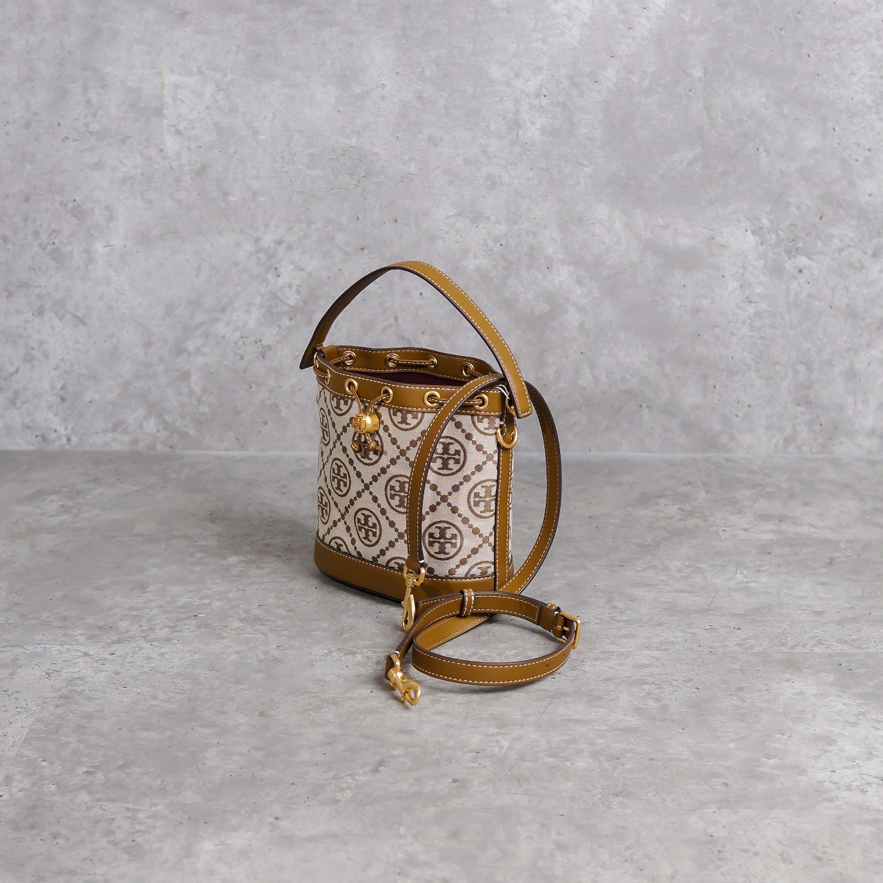 TORY BURCH Tas TORY BURCH MONOGRAM BROWN CAMEL BUCKET BAG 100% ORIGINAL