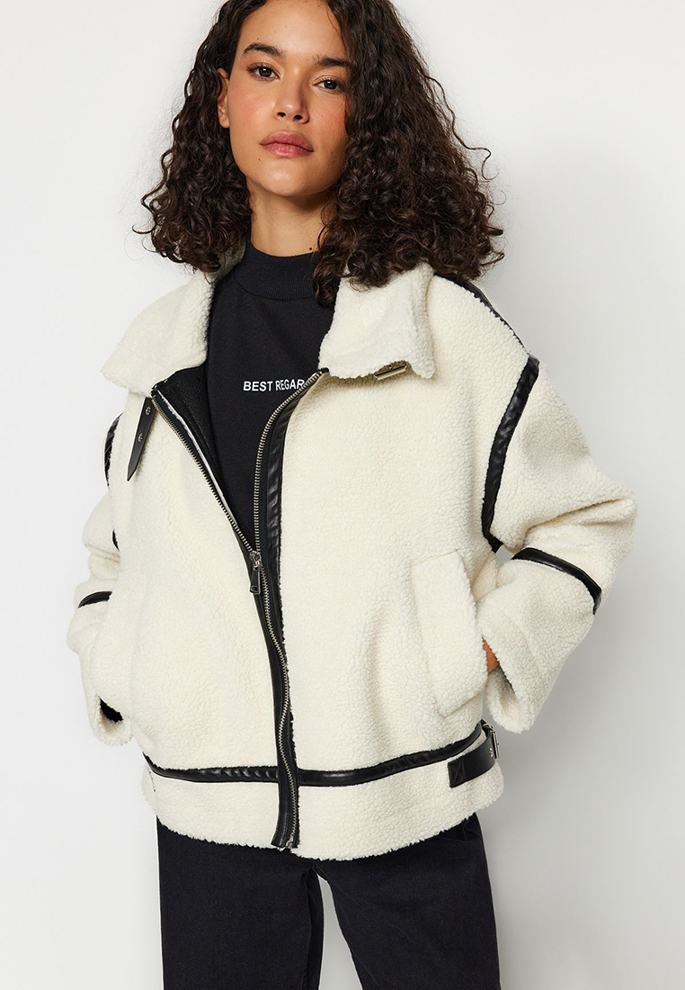 Trendyol White Oversize Mold Faux Leather Detailed Plush Jacket Coat Twoaw24Kb00215