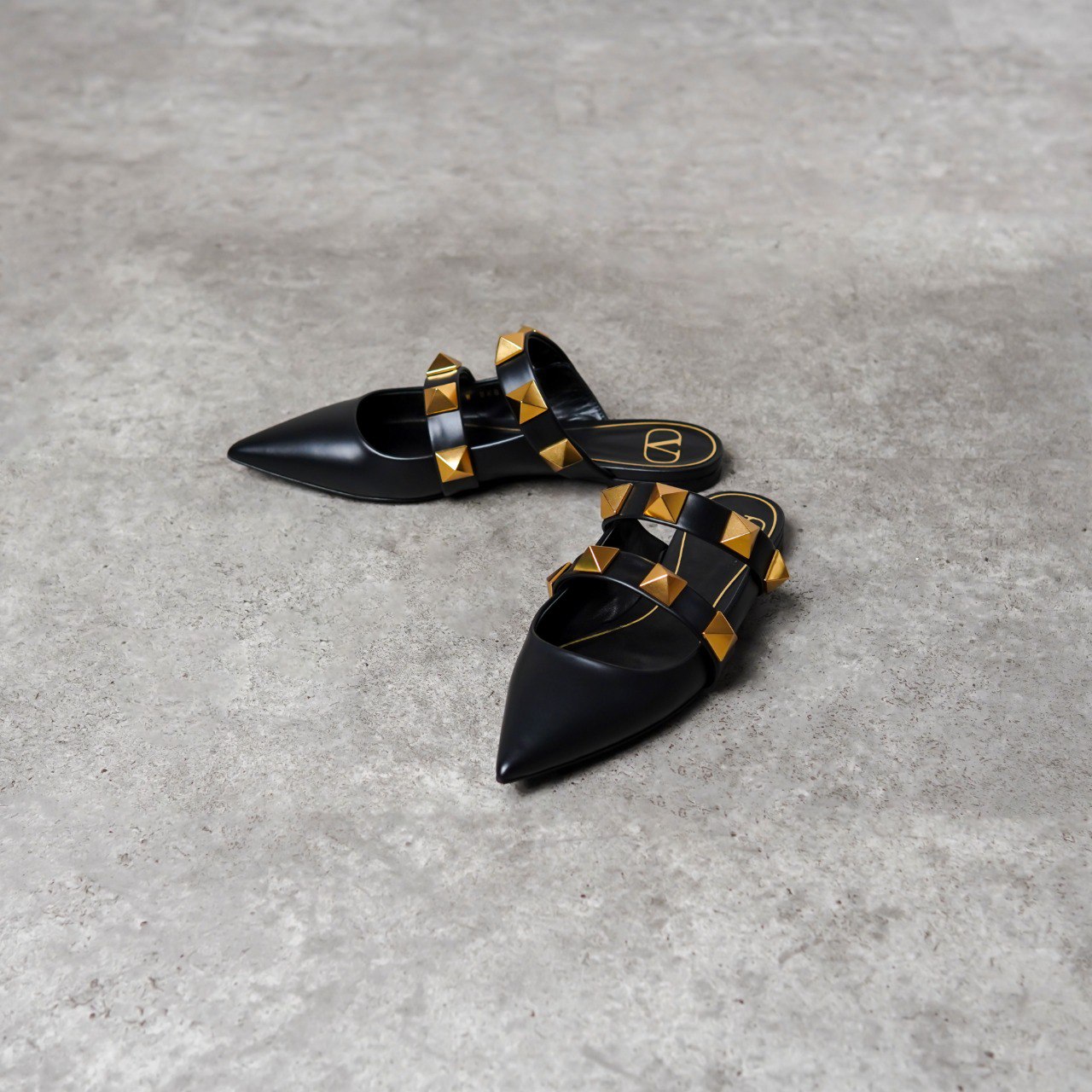 Valentino Garavani Sepatu VALENTINO ROMAN STUD MAXI BLACK MULES 100% ORIGINAL