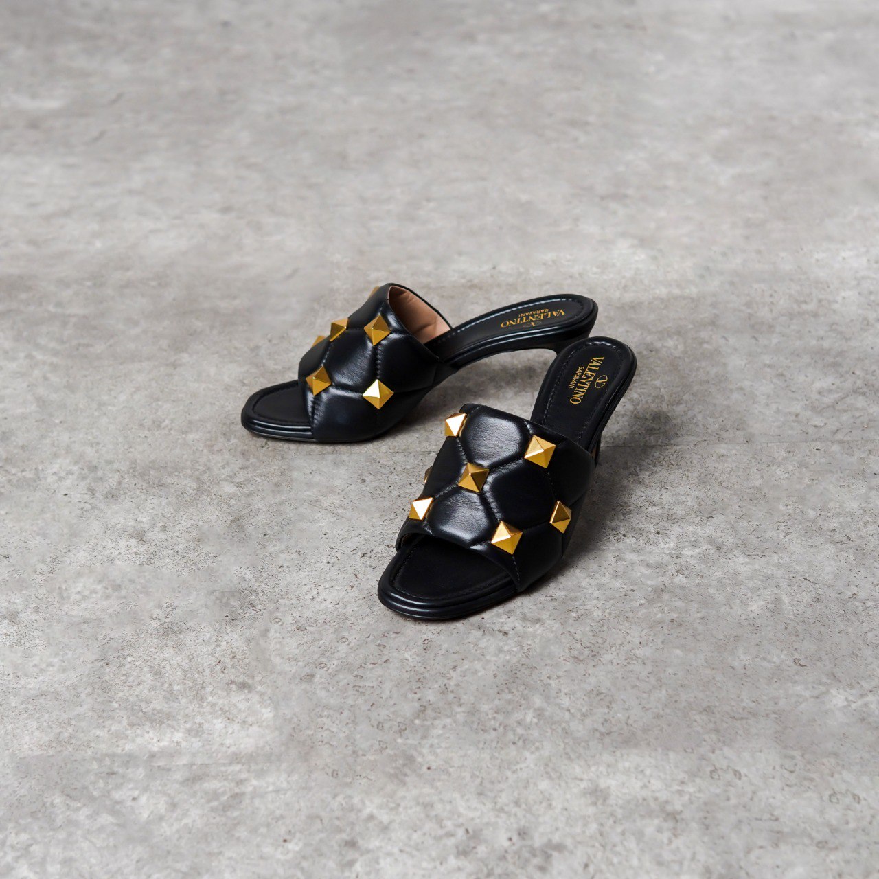 Valentino Garavani Sepatu VALENTINO ROMAN STUD 6CM BLACK HEELS 100% ORIGINAL
